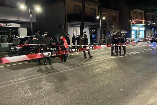 Accoltella 4 persone e si avventa contro i carabinieri: ucciso