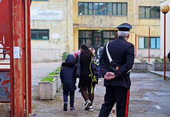 Abusi su alunni, arrestata prof picchiata a scuola a Castellammare di Stabia