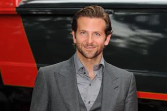 Bradley Cooper spegne 50 candeline, da portiere di hotel a divo di Hollywood