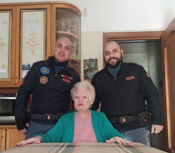 Capodanno, anziana sola chiama poliziotti che le fanno compagnia