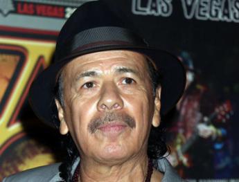 Carlos Santana si è rotto un dito e deve cancellare i concerti