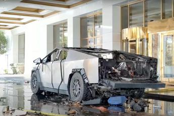 Esplosione Cybertruck Tesla a Las Vegas, Fbi: “Caso di suicidio”