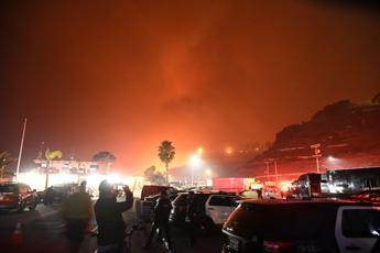 Incendi a Los Angeles, dichiarato stato emergenza: evacuazione per 30mila persone