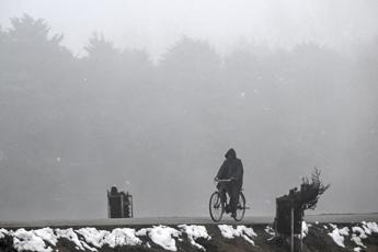 India, visibilità zero per nebbia al nord: rinviati oltre 100 voli e treni