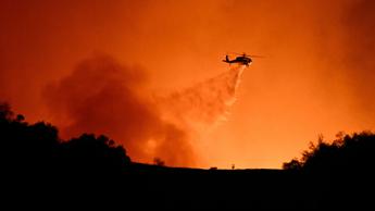 Los Angeles, incendio Palisades si allarga: ordine di evacuazione immediata