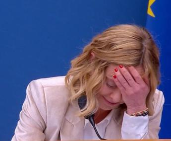 Meloni, la conferenza oggi: ‘ancora Musk?’, la smorfia e il lapsus