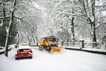 Neve e freddo record in Gb e Usa, voli cancellati in Germania: in atto la tempesta invernale