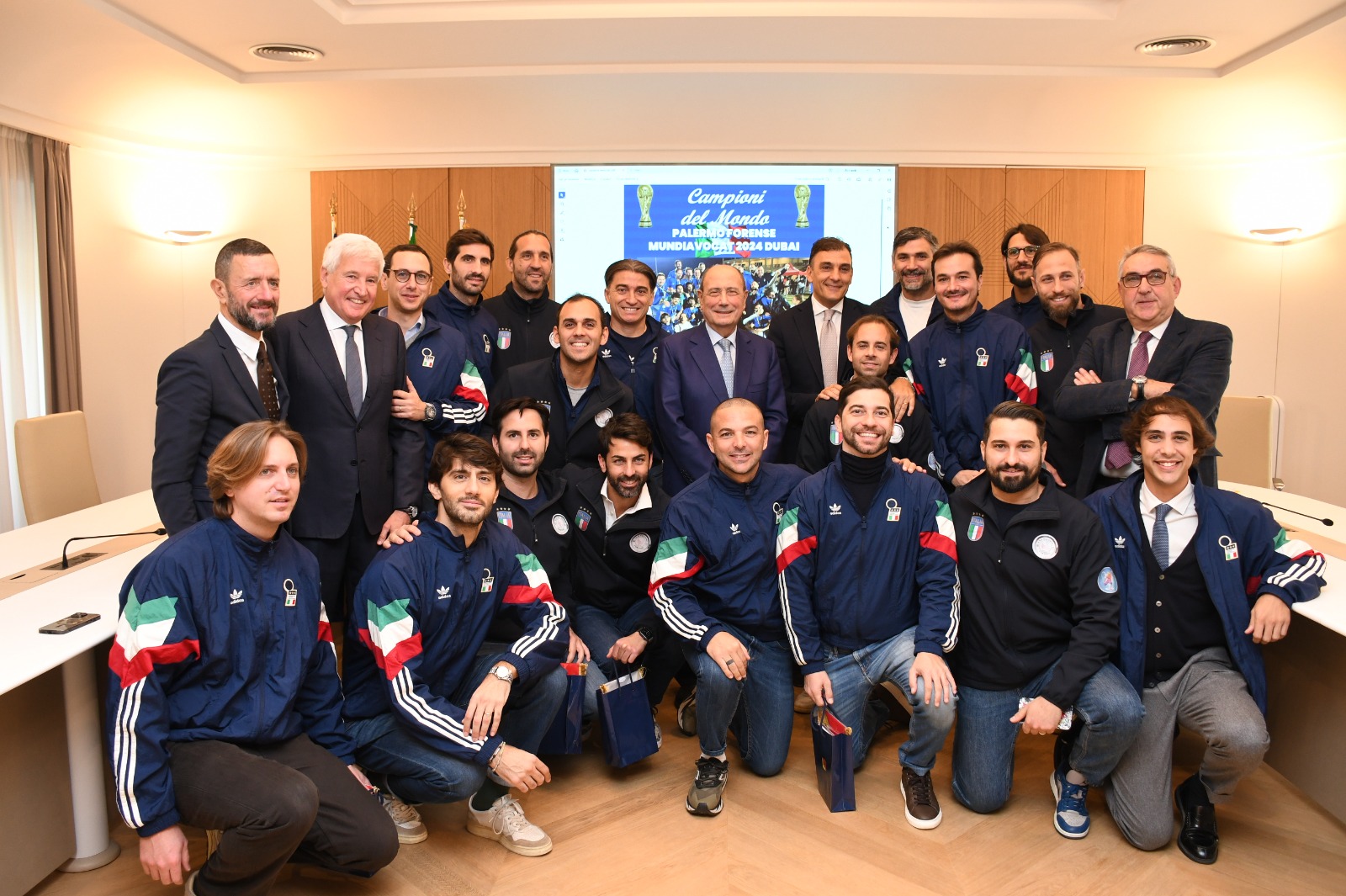 Palazzo d’Orléans, premiati i giuristi-calciatori campioni del mondo. Schifani e Tamajo: «Tenete alti i valori dello sport e della moralità»