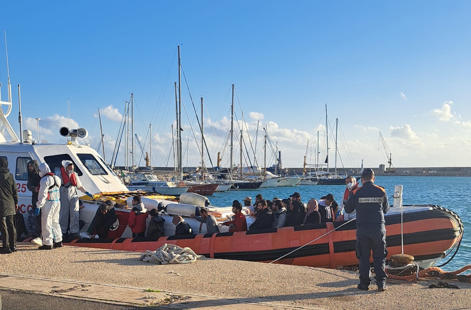 Tragedia a Lampedusa con 20 dispersi in mare; a Pozzallo previsto arrivo di 17 migranti. Don Bosco 2000: “Non possiamo chiudere gli occhi di fronte a queste stragi silenziose”