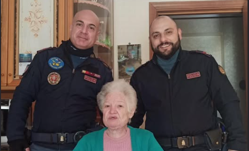 A Capodanno anziana è sola in casa nel Catanese, chiama la Polizia per ricevere compagnia: gli agenti la raggiungono