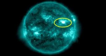 Una potente eruzione solare nella regione nord-occidentale del lato del Sole rivolto verso la Terra