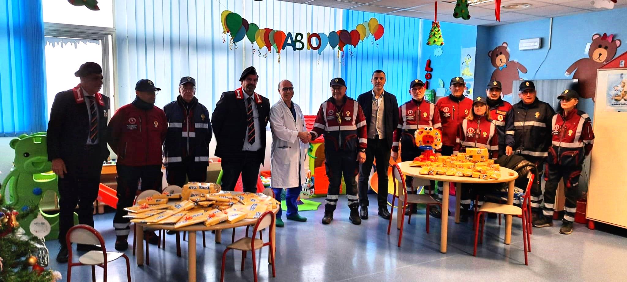 Caltanissetta, la protezione civile dell’ANPS porta giochi e sorrisi ai bambini ricoverati al reparto di pediatria del Sant’Elia: solidarietà e gioia condivisa