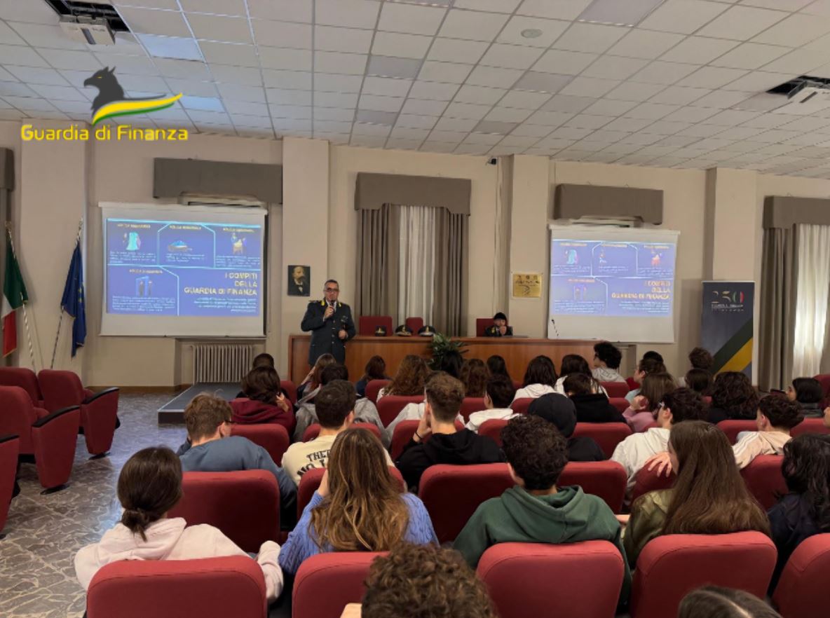 Educazione alla legalità economico-finanziaria, la Guardia di Finanza incontra gli studenti del liceo “Farinato” di Enna