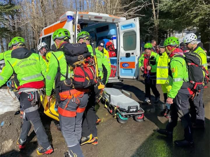 Cercatore di funghi cade in pendio innevato, soccorso e salvato dal Corpo nazionale soccorso alpino e speleologico